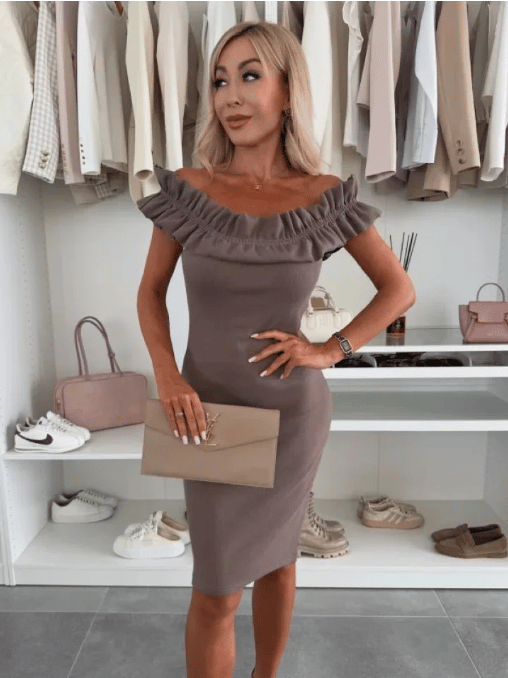 Elegant Women‘s Dress With Bare Shoulders And A Slimming