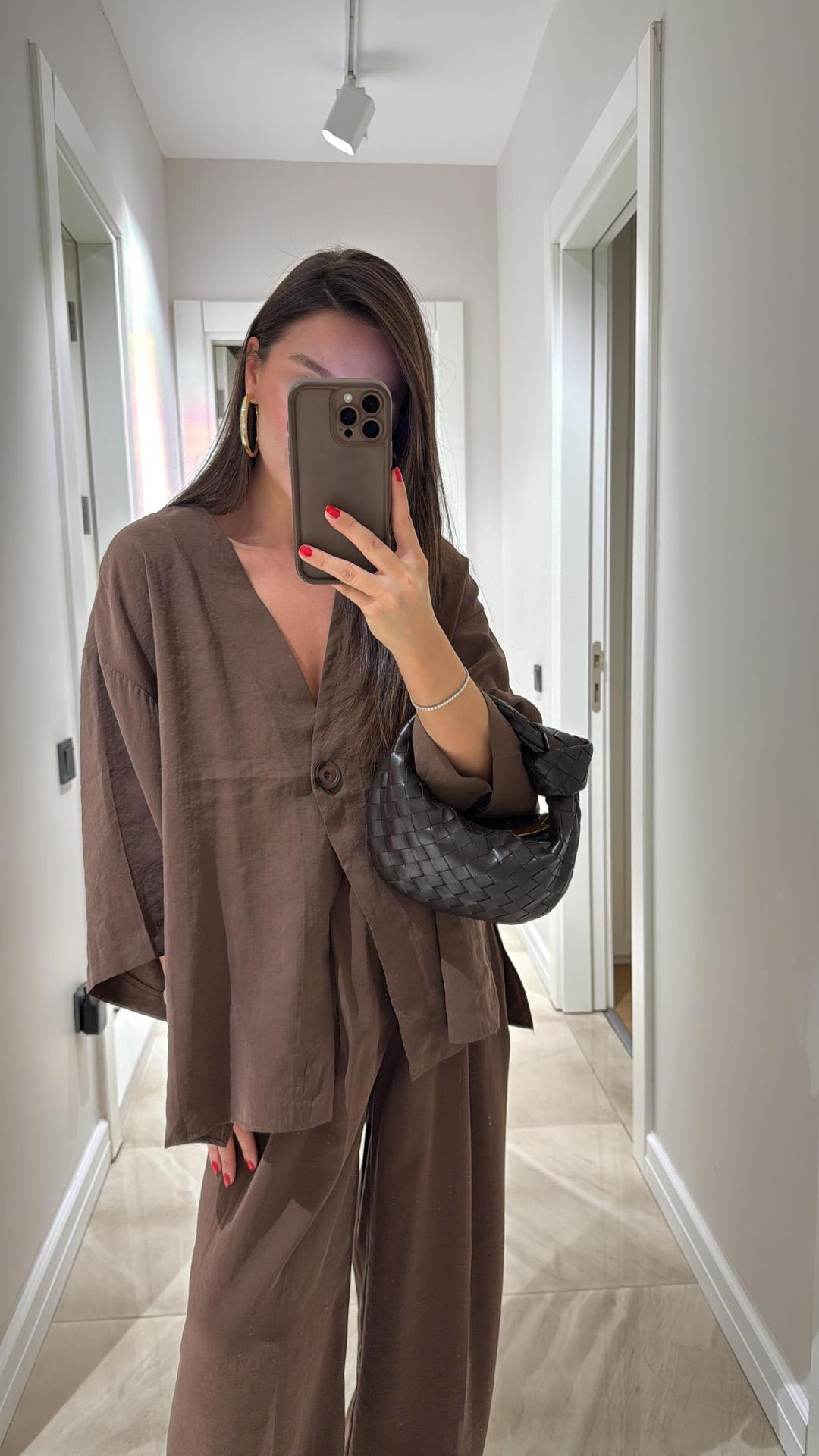 Effortless Elegance in Our Loose-Fit Long-Sleeve Top & High-Waisted Trousers Set