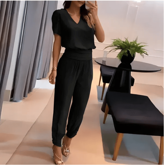 Short Suit With Print In V-Short Style